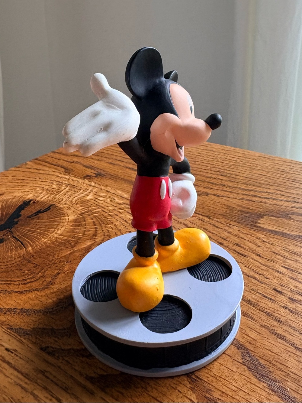VTG 1999 Disney Mickey Mouse standing on film reel- Hand Painted Resin Figurine - Picture 2 of 15